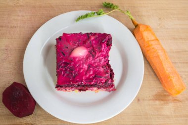 Ringa balığı ya da kürk mantonun altında ringa balığı. Geleneksel Rus mutfağı. Haşlanmış sebze ve mayonez katmanlarıyla kaplı doğranmış ringa balığından oluşan katmanlı salata.. 