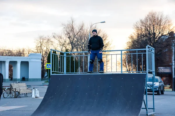 Freizeitaktivitäten Mann Rollschuhlaufen Zentrum Der Stadt Bei Sonnenuntergang Winter Straßenroller — Stockfoto