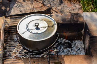 Bir zam kazan kazan önümüzdeki beyaz duman ateşte pişirme