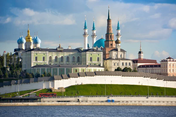 Kazan, Tataristan Cumhuriyeti, Rusya. Kazan Kremlin ile Cumhurbaşkanlığı Sarayı, duyuru Katedrali, Soyembika Kulesi ve Qolsharif Camii Kazanka River görünümünü.