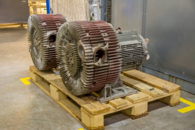 Bir palet üzerindeki onarımı sonrası vakum pompaları.