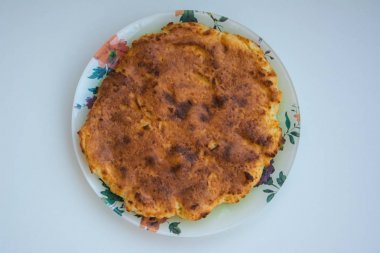 Beyaz arka plandaki tabakta güveç. Ev yapımı