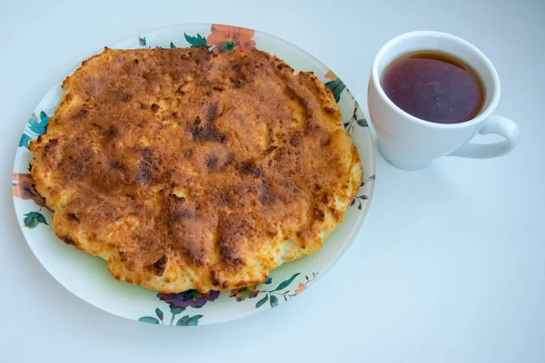 Casserole Sur Une Assiette Avec Une Tasse Thé Sur Fond — Photo