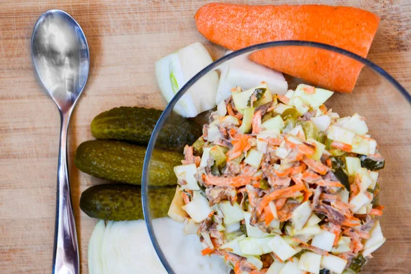 Ensalada Col Vitaminas Zanahorias Cebollas Pepino Escabeche Carne Res Madera — Foto de Stock