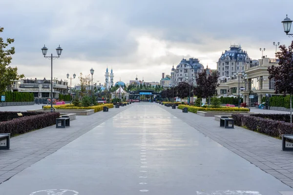 Kremlin Embankment in Kazan in cloudy day. The embankment Kazank — Stock Photo, Image
