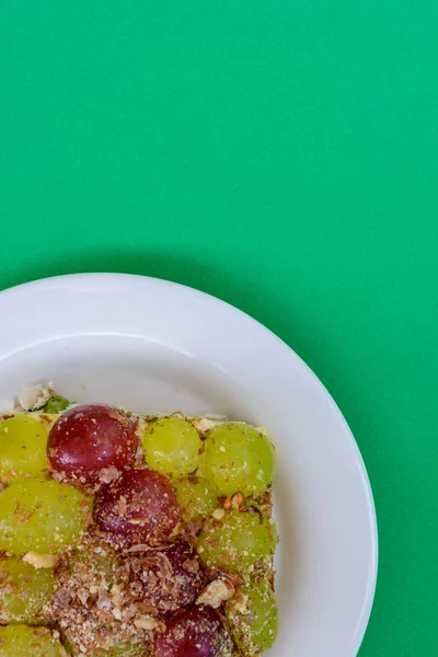 전설적인 티파니 레이어드 샐러드에 포도, 닭고기, 체 — 스톡 사진