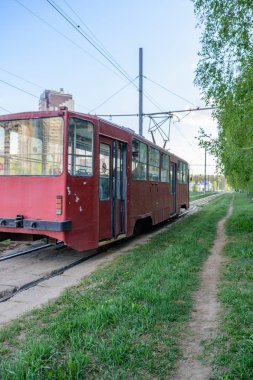 Kazan, Rusya - 9 Mayıs 2019: Güneşli bir bahar gününde tramvay geçiyor