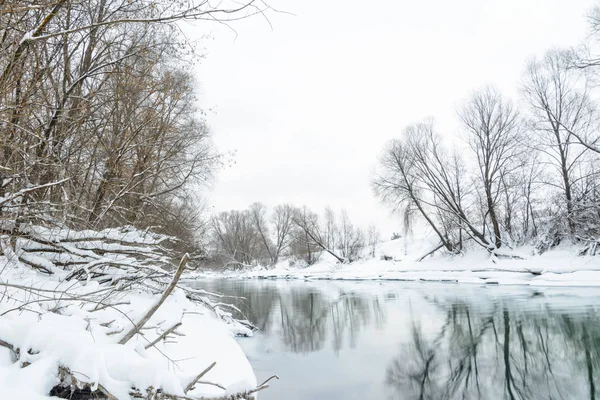 La rivière Kazanka au confluent des ruisseaux des célèbres lacs bleus. Cette zone de la rivière ne gèle pas en hiver et ne se nourrit pas des lacs bleus avec des eaux souterraines. Russie, Kazan . — Photo