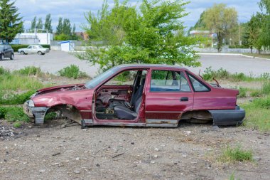Kazadan sonra parçalanmış, buruşmuş, ezilmiş araba. Terk edilmiş enkaz