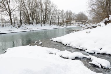 Kazanka Nehri, ünlü Mavi Göller'den gelen akarsuların kesiştiği noktada. Nehrin bu bölgesi kışın donmaz ve mavi göllerden yeraltı suyu ile beslenir. Rusya, Kazan.