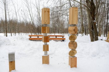 Tahta kütüklerden yapılmış sırıklar. Tahta kasaba. Kış manzarası. Yaratıcı fikir.