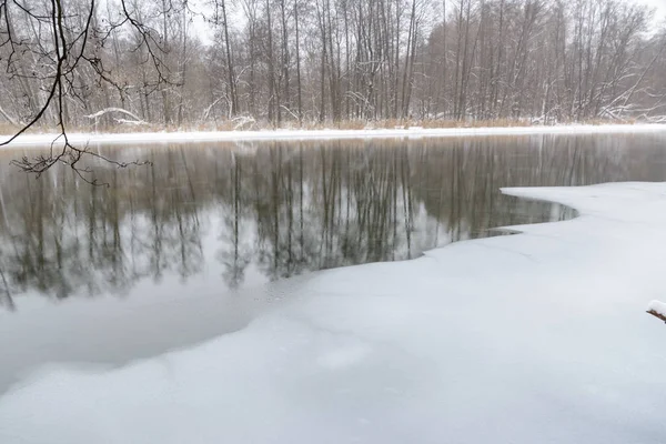 Lagos azuis famosos de origem cárstica. Os lagos azuis não congelam no inverno e se alimentam de águas subterrâneas. Água e lagos de lama estão curando de uma variedade de doenças. Lagos Rússia, Kazan . — Fotografia de Stock