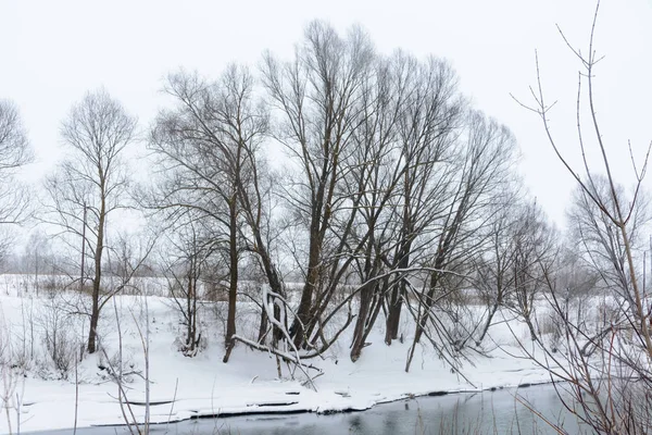 O rio Kazanka na confluência dos riachos dos famosos lagos azuis. Esta área de rio não congela no inverno e se alimenta de Lagos Azuis com águas subterrâneas. Rússia, Kazan . — Fotografia de Stock