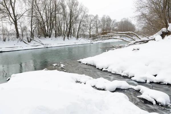 O rio Kazanka na confluência dos riachos dos famosos lagos azuis. Esta área de rio não congela no inverno e se alimenta de Lagos Azuis com águas subterrâneas. Rússia, Kazan . — Fotografia de Stock