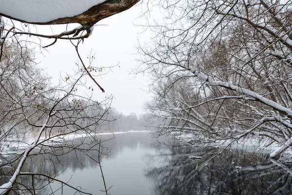 Lagos azuis famosos de origem cárstica. Os lagos azuis não congelam no inverno e se alimentam de águas subterrâneas. Água e lagos de lama estão curando de uma variedade de doenças. Lagos Rússia, Kazan . — Fotografia de Stock