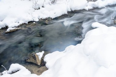Ünlü Mavi göller, kışın donmaz ve groun ile beslenmez.