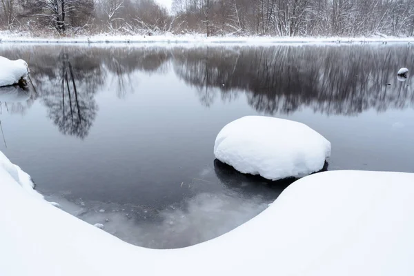 Знаменитые голубые озера, которые зимой не замерзают и питаются ворсом — стоковое фото