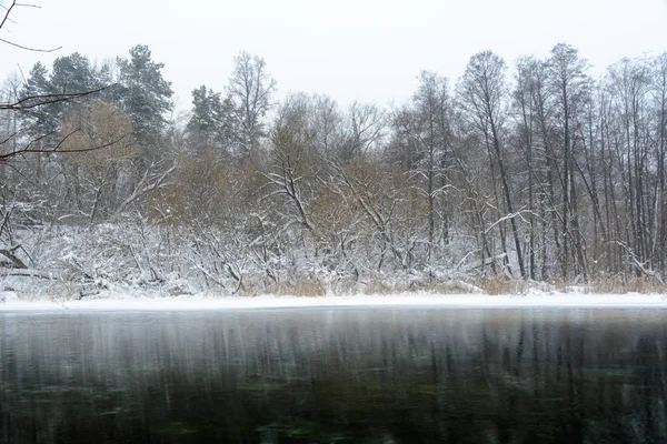 Famosos lagos azules que no se congelan en invierno y se alimentan de groun — Foto de Stock