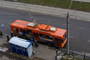 Toplu taşıma durağından hareket eden modern elektrikli tramvay otobüsü