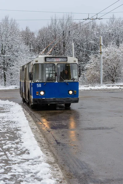 Vieux trolleybus ZiU-10 à l'arrêt des transports publics en hiver — Photo