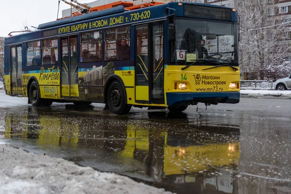 Nowoczesny wózek elektryczny odjeżdżający z przystanku komunikacji miejskiej — Zdjęcie stockowe