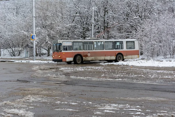 Old trolleybus ZiU-10 at the public transport stop in the winter — Stock Photo, Image