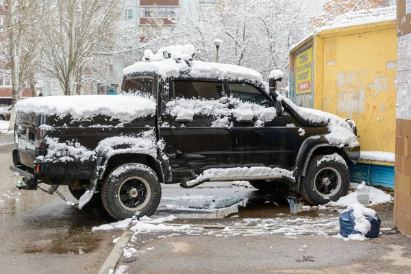 Coche cubierto de nieve blanca fresca, coches cubiertos de nieve después de un bl — Foto de Stock