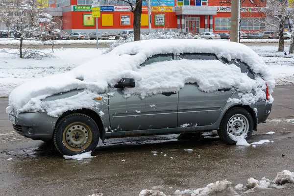 Coche cubierto de nieve blanca fresca, coches cubiertos de nieve después de un bl — Foto de Stock