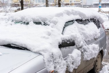 Araba Taze Beyaz Karla kaplı, Arabalar karla kaplı