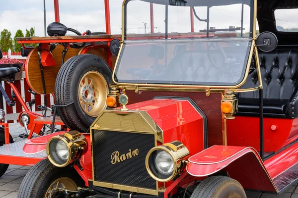 Vintage retro auto Rariro op het Kremlin Embankment in de herfst — Stockfoto