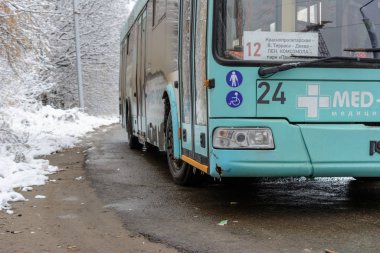 Toplu taşıma durağından hareket eden modern elektrikli tramvay otobüsü