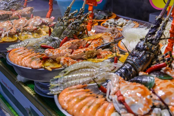 Čínské pouliční jídlo. Pouliční obchod. Čínské druhy čerstvého moře — Stock fotografie