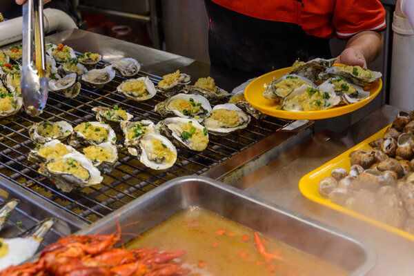 Китайская еда. Уличная торговля. Китайские виды свежего моря
