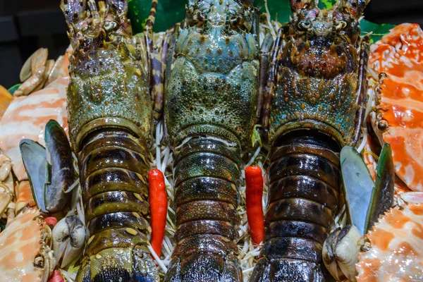 Kinesisk gatumat. Gatuhandel. Kinesiska arter av färska blad — Stockfoto