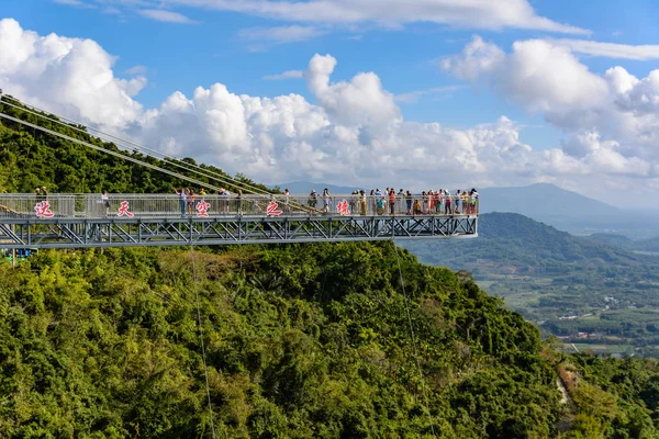 Panorama cam köprüsü. Yağmur Ormanları Kültür Bölgesi Yanoda, Hainan Adası, Yalong Körfezi Tropikal Cennet Orman Parkı Çin 'in Sanya kentinin yanında..