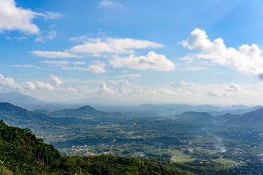 Dağların panoramik manzarası, tropikal orman, Yanoda Park ve Sa