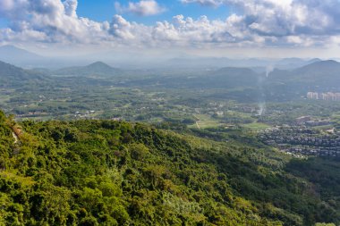 Dağların panoramik manzarası, tropikal orman, Yanoda Park ve Sa