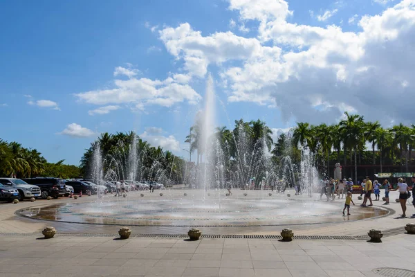 Den enorma fontänen i den tropiska skogen i Yanoda Park, Sanya — Stockfoto