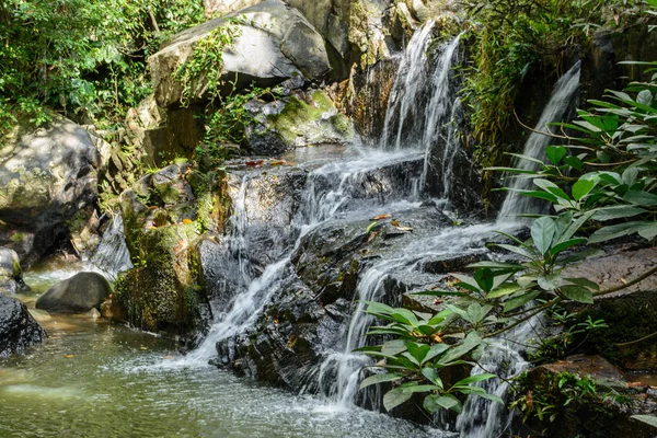 Las hermosas cascadas, rápidos y arroyos de montaña en el tro — Foto de Stock