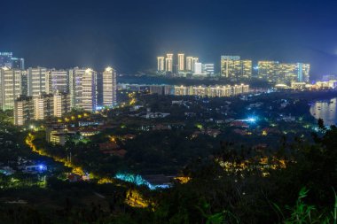 Sanya şehrinin gece görüşü çok renkli aydınlatmasıyla 