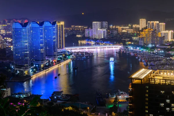 Sanya şehrinin gece görüşü çok renkli aydınlatmasıyla 