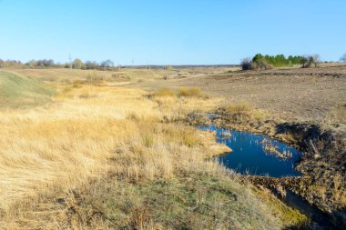 Uzun zamandır beklenen ilkbahar dereleri güneşli vadilerin ve tepelerin üzerinden akıyor.