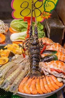 Çin sokak yemeği. Sokak ticareti. Çin usulü taze deniz mahsulleri