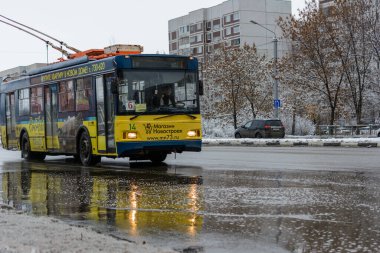 Toplu taşıma durağından hareket eden modern elektrikli tramvay otobüsü