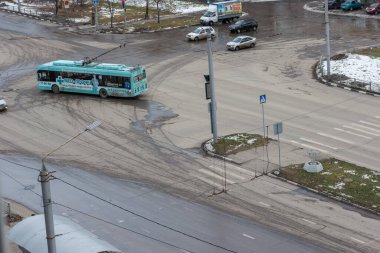 Toplu taşıma durağından hareket eden modern elektrikli tramvay otobüsü