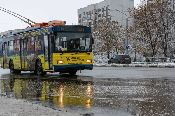 Moderno trolebús eléctrico que sale de la parada de transporte público — Foto de Stock