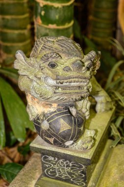 Yanoda Parkı 'ndaki tropikal ormanda bir ejderha heykeli., 