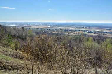 Tarlaların, çayırların, köyün ve nehrin güzel manzarası