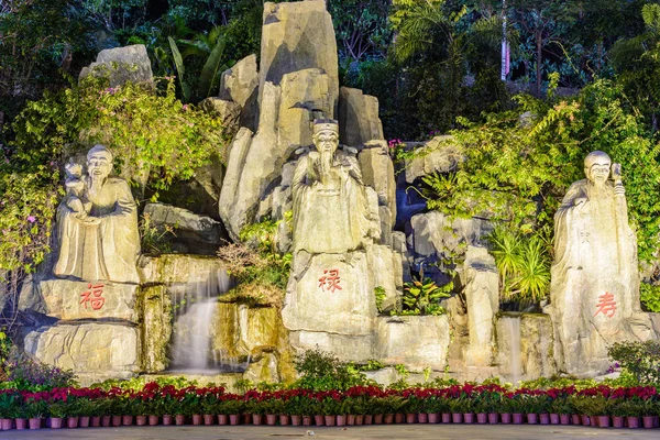 海南島 2020年2月19日 Luhuitou公園 島海南島 中国で3人の老人と滝と像 — ストック写真