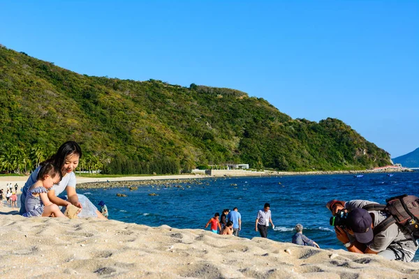 Sanya, Hainan, Çin - 20 Şubat 2020: Güney Çin Denizi 'ndeki Xiaodonghai Körfezi kıyısında güneşli bir günde sahilde fotoğraf.